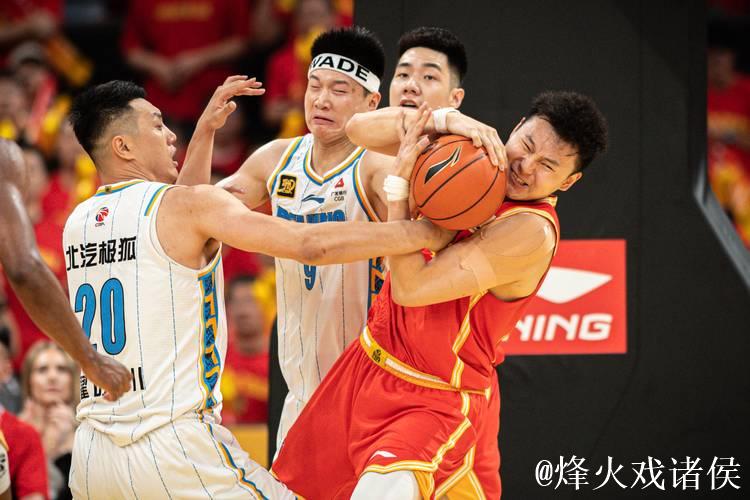 广厦胜利发布会:谦逊回应胜利,强调斗志弥补不足,表达对球迷的热爱 广厦胜利发布会:谦逊回应胜利,强调斗志弥补不足,表达对球迷的热爱